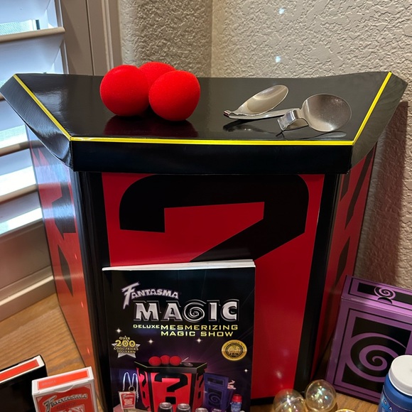 Fantasma Magic Deluxe Mesmerizing Magic Show Set - Picture 6 of 13